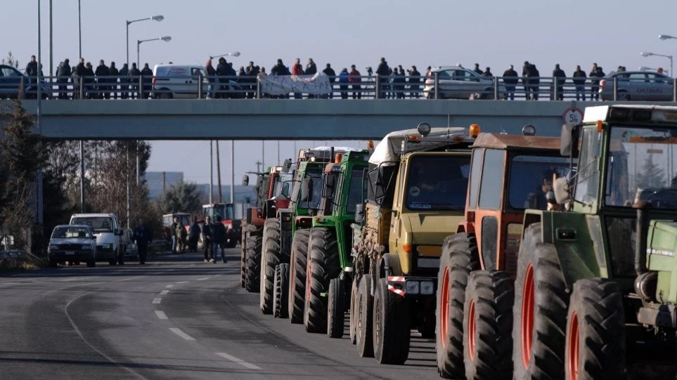 Κλιμακώνουν τις κινητοποιήσεις τους οι αγρότες – Σύσκεψη το απόγευμα στο μπλόκο της Νίκαιας